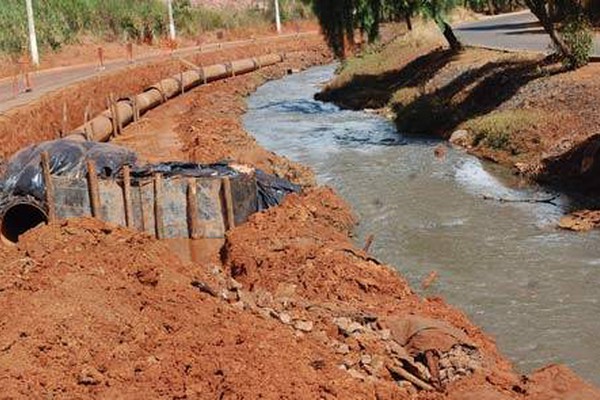 Empreiteira retoma obras e conclui em 60 dias a canalização do Monjolo