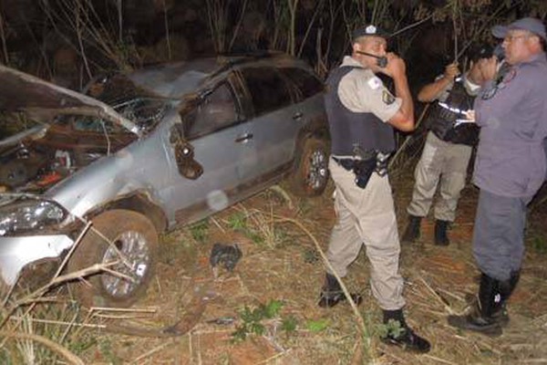 Motorista passa direto na rua São Geraldo, capota e deixa cinco feridos