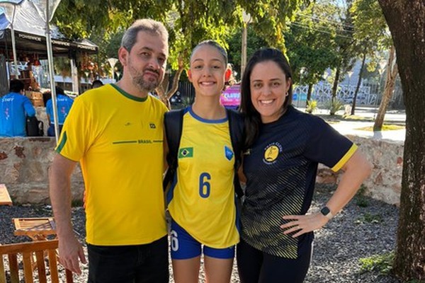 Atleta patense de apenas 14 anos se destaca em competição internacional de vôlei