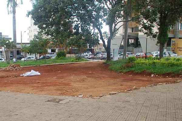 Reforma de praça no centro de Patos de Minas para em pleno fim de ano e irrita moradores