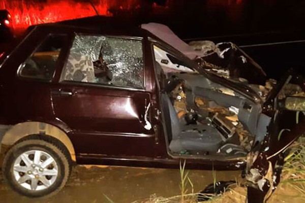 Carro bate de frente com caminhonete e uma pessoa morre e duas ficam feridas na BR365