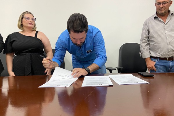 Falcão assina ordens de serviço e vai investir quase R$ 7 milhões em três obras; veja quais