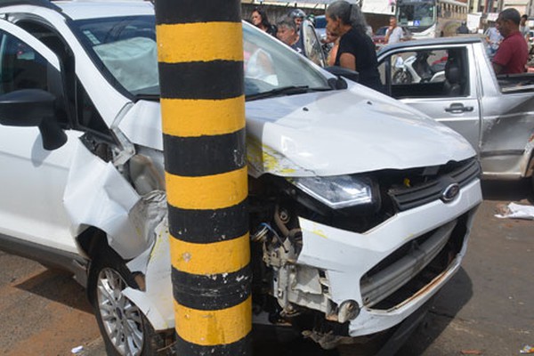 Condutora passa mal, atravessa rua bastante movimentada e se choca contra carro e poste; VEJA VÍDEO