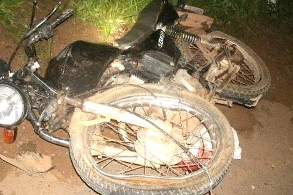 Motociclista morre e passageiro fica gravemente ferido em acidente com bitrem na BR 365