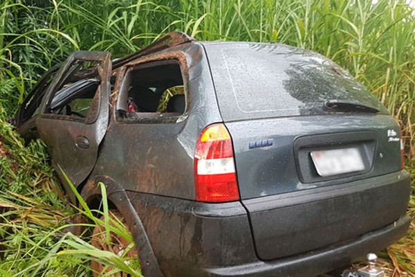 Carro aquaplana, bate em árvore após capotar e deixa 3 pessoas feridas na MGC354