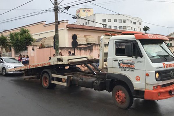 Polícia Militar determina remoção de veículos estacionados em locais proibidos na cidade