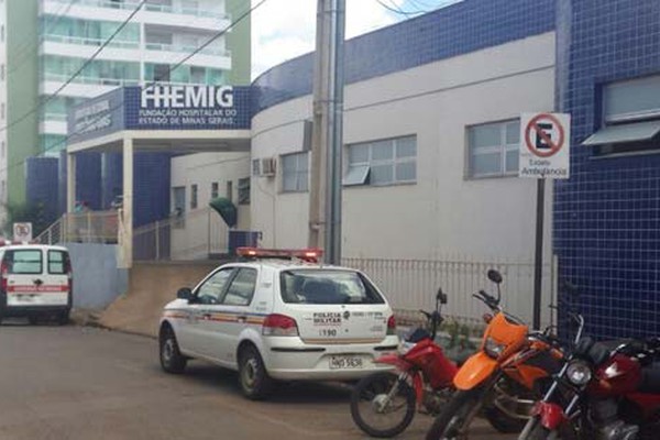 Após disparos, jovem dá entrada no Hospital Regional com as duas pernas perfuradas à bala