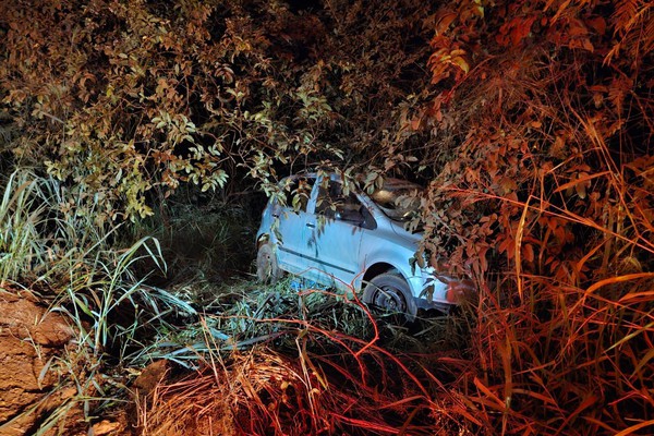 Motorista perde o controle da direção na Estrada dos 30 Paus, sai da pista e deixa passageiros feridos