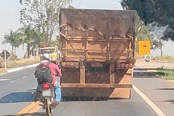 Caminhão é flagrado derramando chorume de tomate na BR365; infração gravíssima