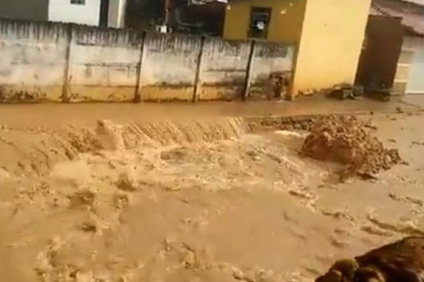 Mulher cai e é arrastada por enxurrada durante forte chuva em Carmo do Paranaíba