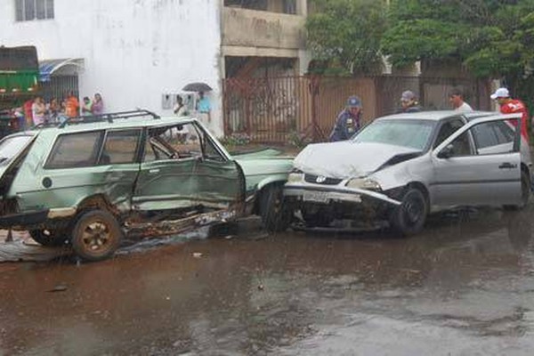 Motorista tenta conversão na Av. Paranaíba e provoca acidente, ferindo três