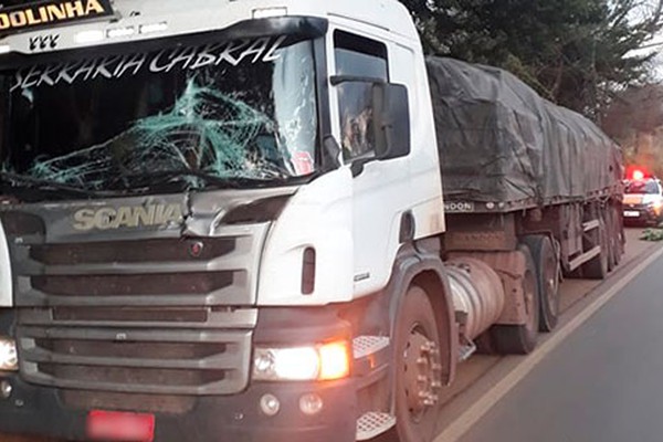 Carreta atinge traseira de caminhão para evitar colisão frontal na BR354