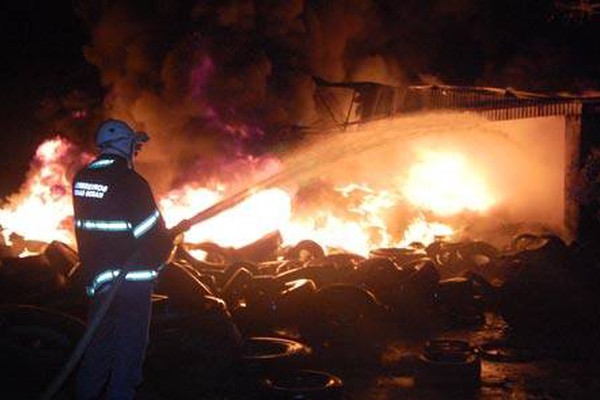 Incêndio destrói depósito de pneus do Programa Municipal de Combate à Dengue