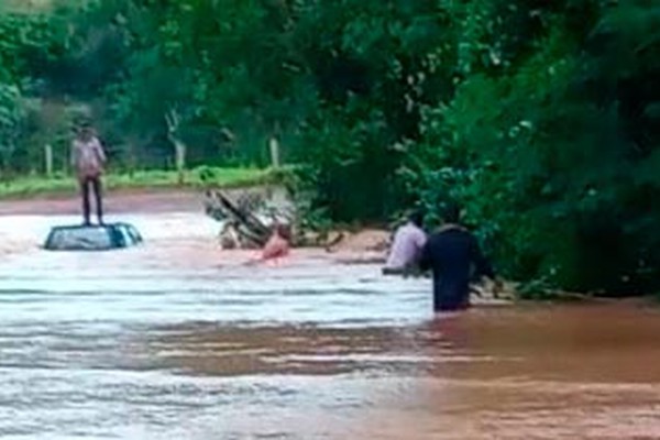 Rio Paranaíba transborda e deixa motorista ilhado no meio de ponte na zona rural de Rio Paranaíba