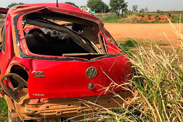 Jovem inabilitado fica ferido ao capotar veículo na MGC462 em Patrocínio 