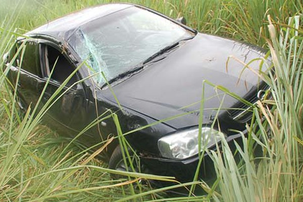 Motorista perde o controle do carro na Fátima Porto, capota e vai parar fora da pista