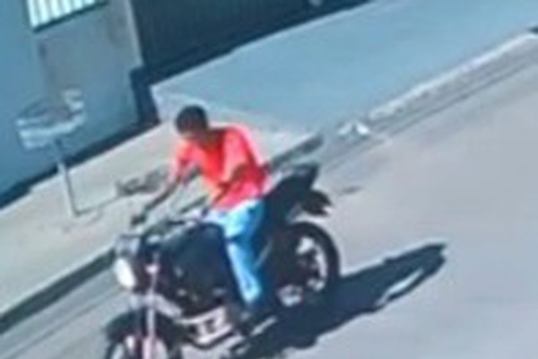 Homem foge em moto que apresentou falha elétrica após oferecer ajuda para “dar tranco”