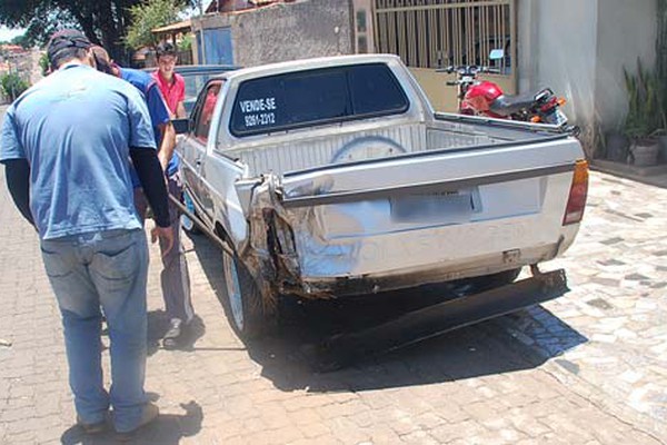 Procura-se: motorista bate em carros estacionados de madrugada e foge sem dar satisfação