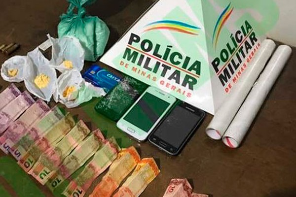 Jovem de 18 anos é flagrado vendendo drogas para usuários e acaba preso em Patrocínio