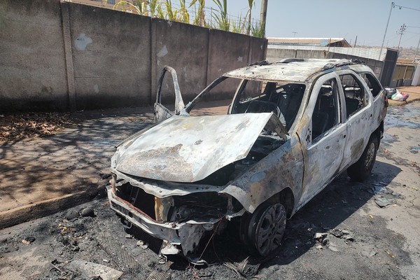 Carro pega fogo após condutora tentar partida e fica destruído no bairro Vila Garcia