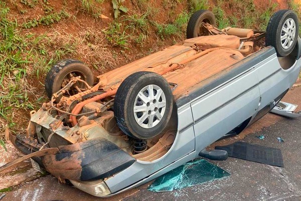 Motorista de 26 anos fica ferida após perder controle da direção, bater em barranco e capotar na BR 352