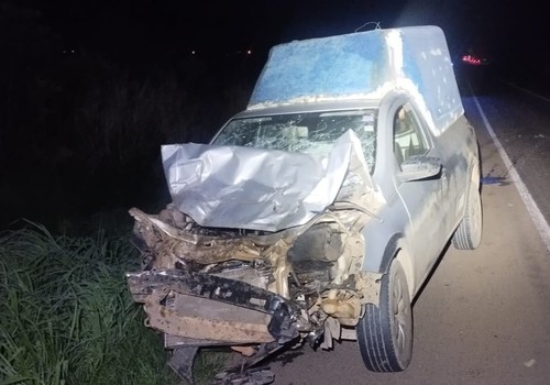 Motorista perde controle de caminhonete após pneu estourar e bate em picape na BR352