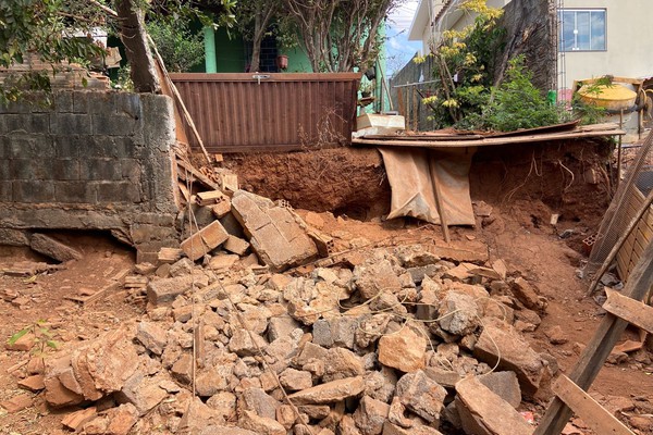 Quase um ano após ter casa engolida por enxurrada, moradora ainda cobra solução da Prefeitura