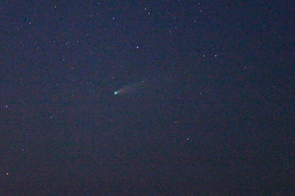 Cometa que pode ser visto a olho nu até o fim de semana é registrado no céu de Patos de Minas