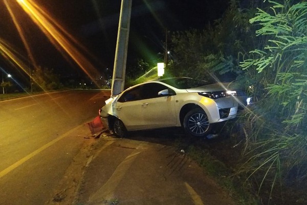 Condutora freia para não bater em motociclista que avançou parada e acerta poste de iluminação em cheio