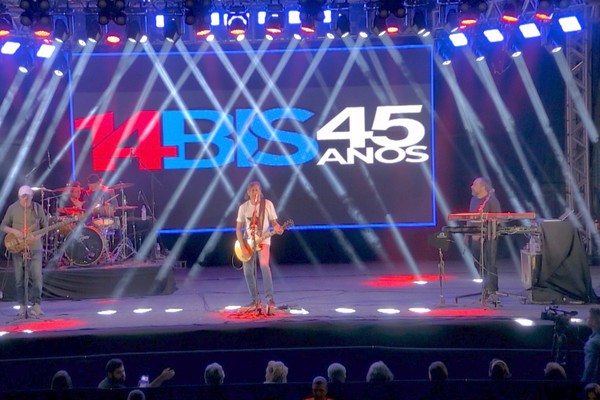 Abertura da Fenapraça 2025 tem clássicos do 14 Bis e palco para artistas locais; veja como foi