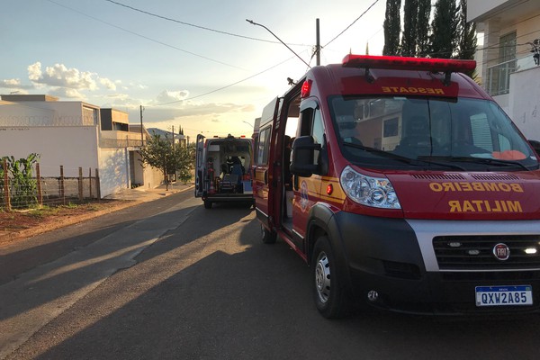 Bombeiros e Samu atuam para salvar criança que se afogou em piscina de residência