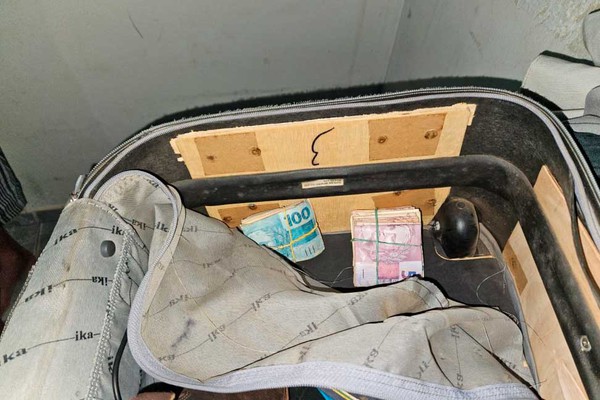 Em busca por motorista que tombou carreta e fugiu, policiais encontram drogas e dinheiro