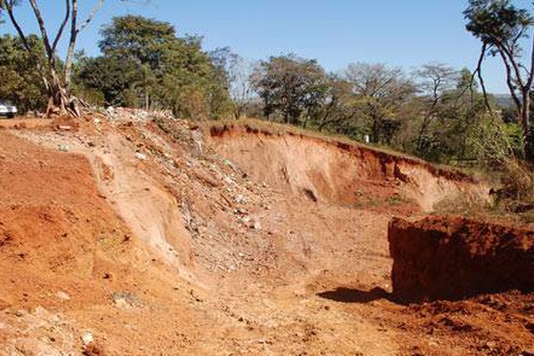 Prefeitura inicia obra para conter erosão gigantesca no bairro Padre Eustáquio