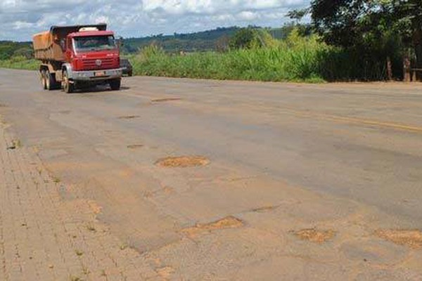 Funcionários paralisam operação tapa-buracos na BR 365 por falta de pagamento