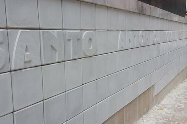 Obras na catedral revelam trechos do hino à Santo Antônio no revestimento do muro