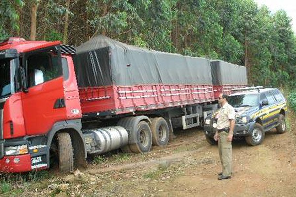 Polícia Rodoviária Federal recupera bitrem roubado com 40 toneladas de piso