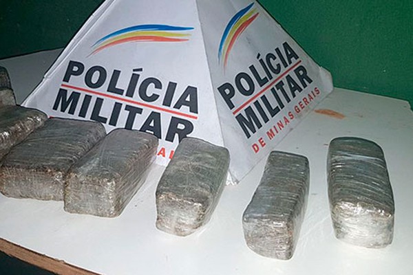 Homem tenta se livrar de droga, quase atinge policial com tablete de maconha e acaba preso