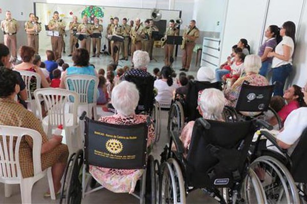 Banda de Música da 10ª RPM leva música e alegria a crianças e idosas da Casa das Meninas