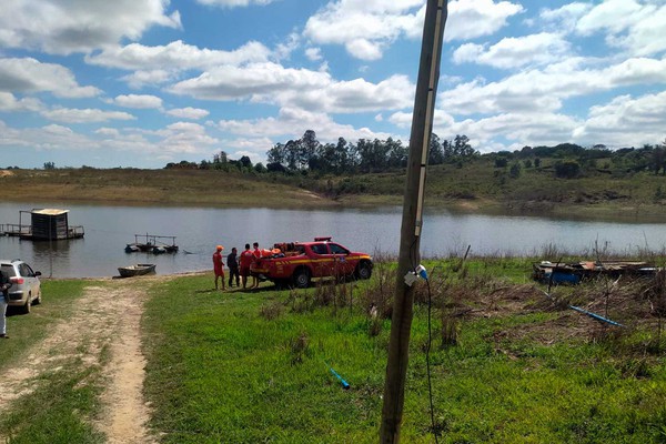 Bombeiros resgatam corpo de homem de 52 anos que se afogou após barco virar em Patrocínio