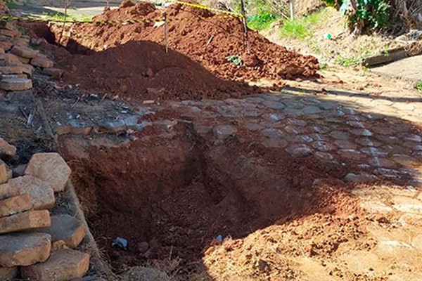 Buracos ameaçam estrutura de casa no bairro Santa Terezinha e moradores cobram providências