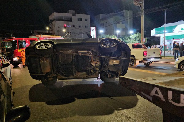 Motorista bate em veículos parados na rua Major Gote e foge deixando o carro tombado