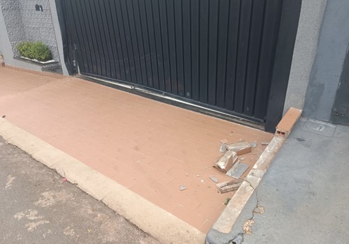 Condutor inabilitado bate em portão, foge do local e é preso com sintomas de embriaguez, em Patos de Minas