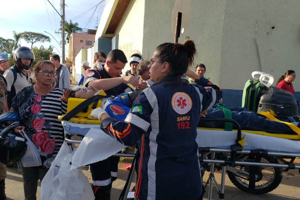 Grave acidente entre moto e carro no bairro Lagoa Grande deixa condutor e passageiro feridos