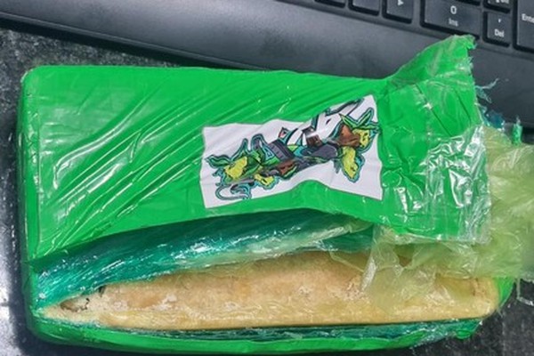 Passageiro é preso dentro de ônibus com 1kg de crack e diz que furtou a droga de traficante