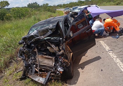 Batida frontal na BR 146 deixa pelo menos cinco pessoas feridas nesta manhã