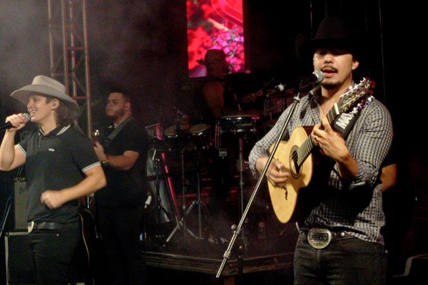 Mayck e Lyan interpretam “Tocando em frente” e embalam domingo na Fenapraça; veja ao vivo