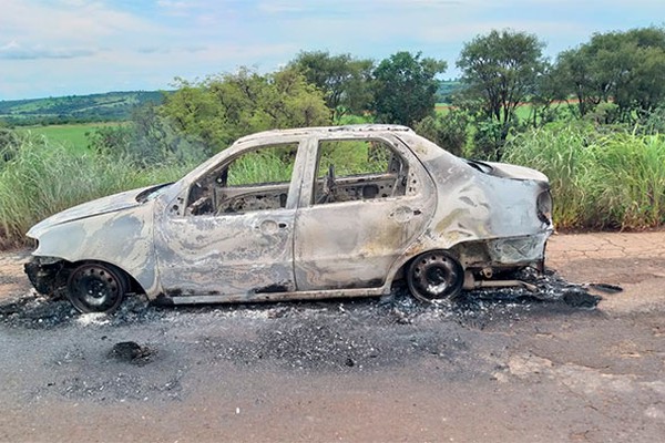 Veículo fica completamente carbonizado na MG 223 no município de Monte Carmelo