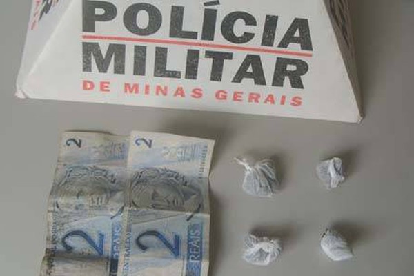 PM de Carmo do Paranaíba apreende droga e conduz 3 até a delegacia