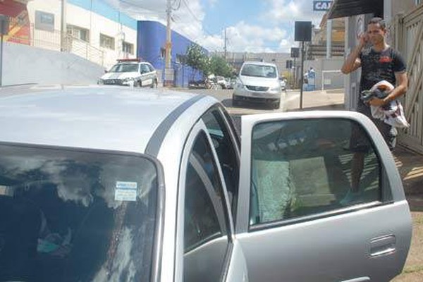 Irmão leva grávida para dar à luz e parto acaba sendo feito dentro do carro