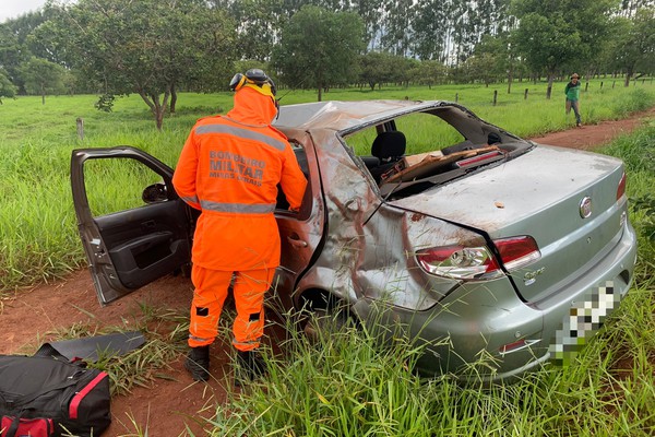 Motorista perde o controle ao cair em buraco, capota veículo e duas pessoas ficam feridas na MGC354